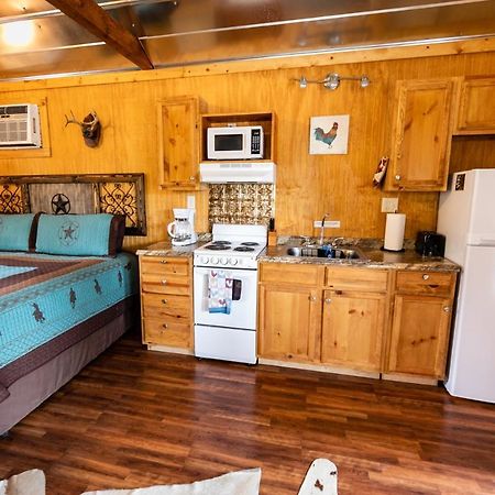 Walnut Canyon Cabins フレデリックスバーグ エクステリア 写真