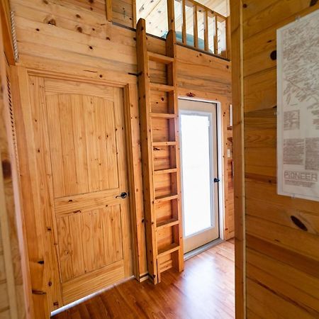 Walnut Canyon Cabins フレデリックスバーグ エクステリア 写真