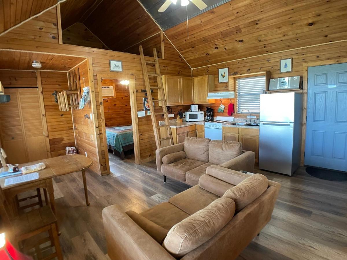 Walnut Canyon Cabins フレデリックスバーグ エクステリア 写真