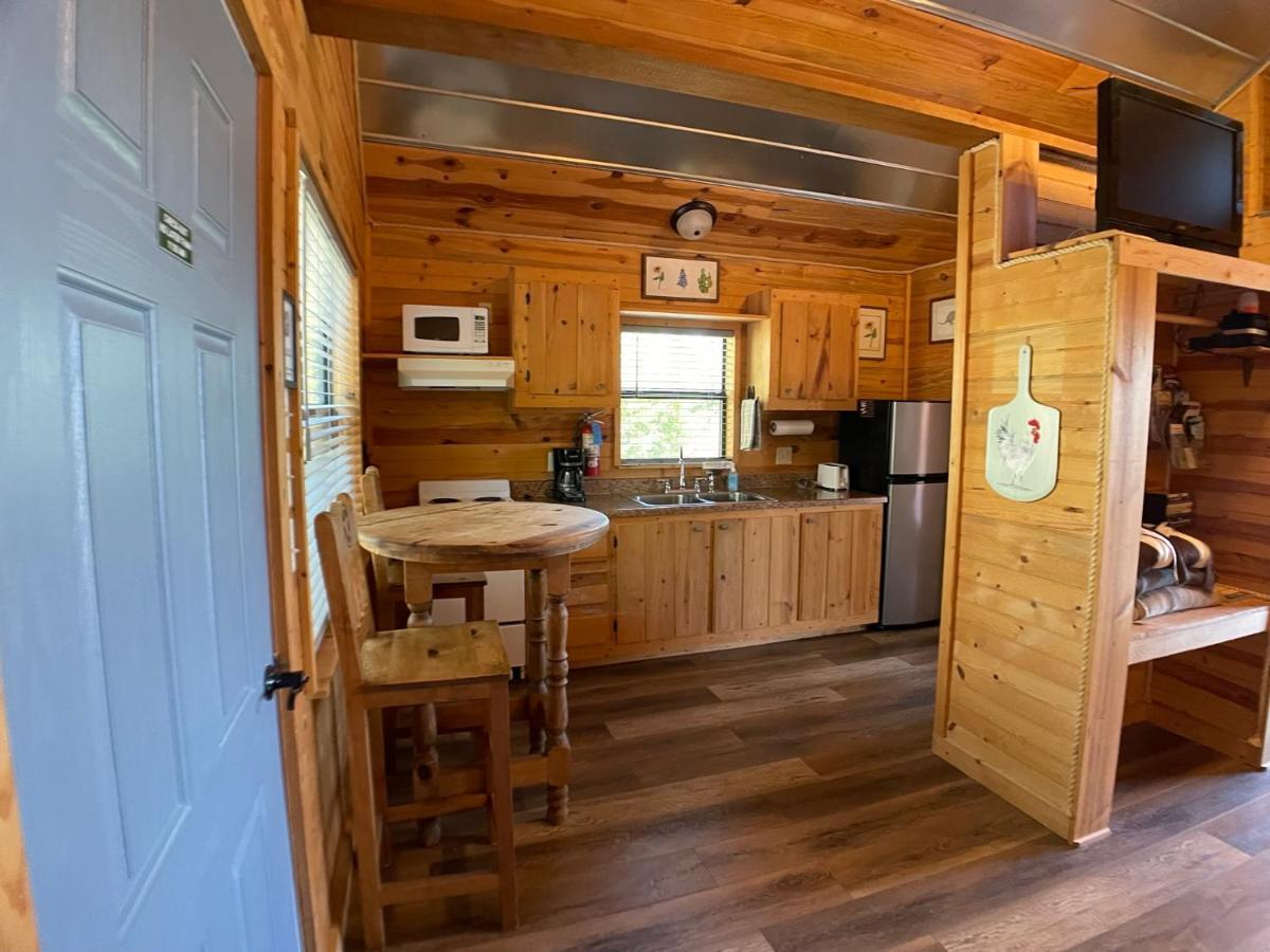 Walnut Canyon Cabins フレデリックスバーグ エクステリア 写真