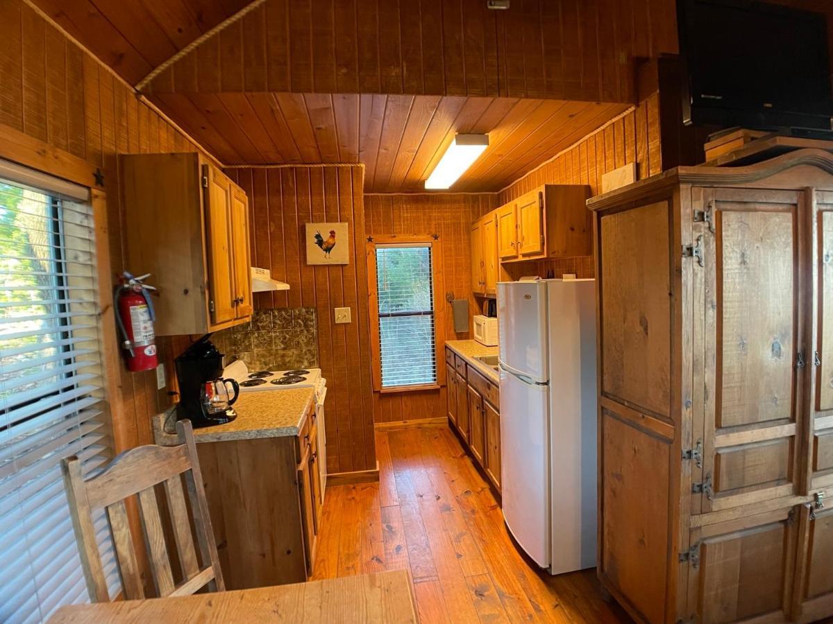 Walnut Canyon Cabins フレデリックスバーグ エクステリア 写真