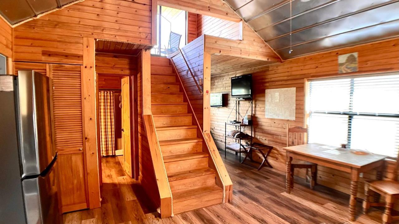 Walnut Canyon Cabins フレデリックスバーグ エクステリア 写真