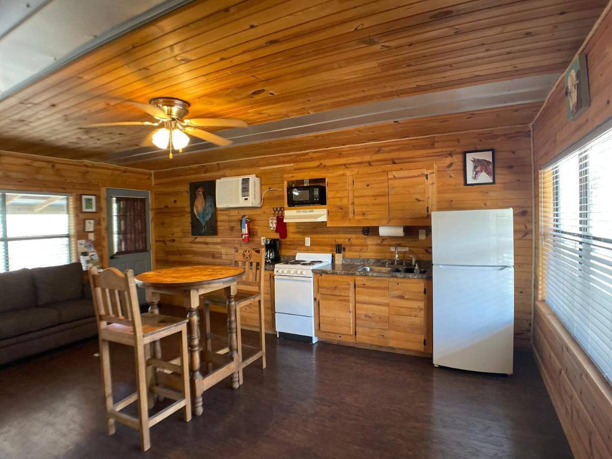 Walnut Canyon Cabins フレデリックスバーグ エクステリア 写真