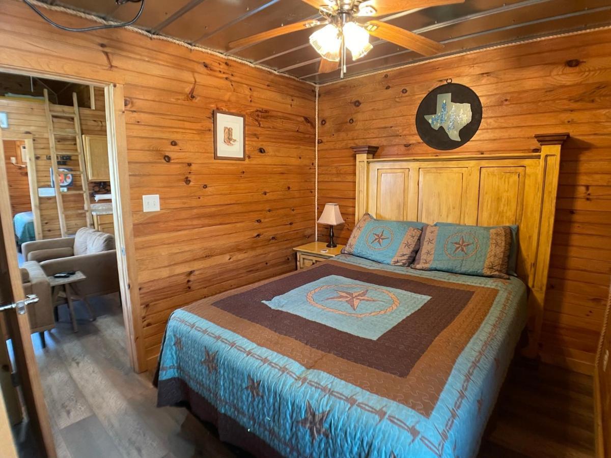 Walnut Canyon Cabins フレデリックスバーグ エクステリア 写真