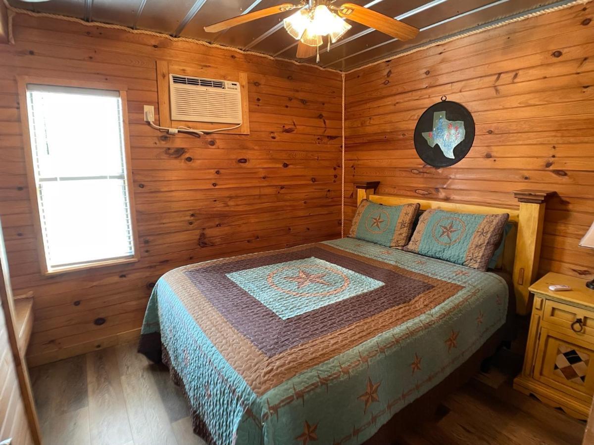 Walnut Canyon Cabins フレデリックスバーグ エクステリア 写真