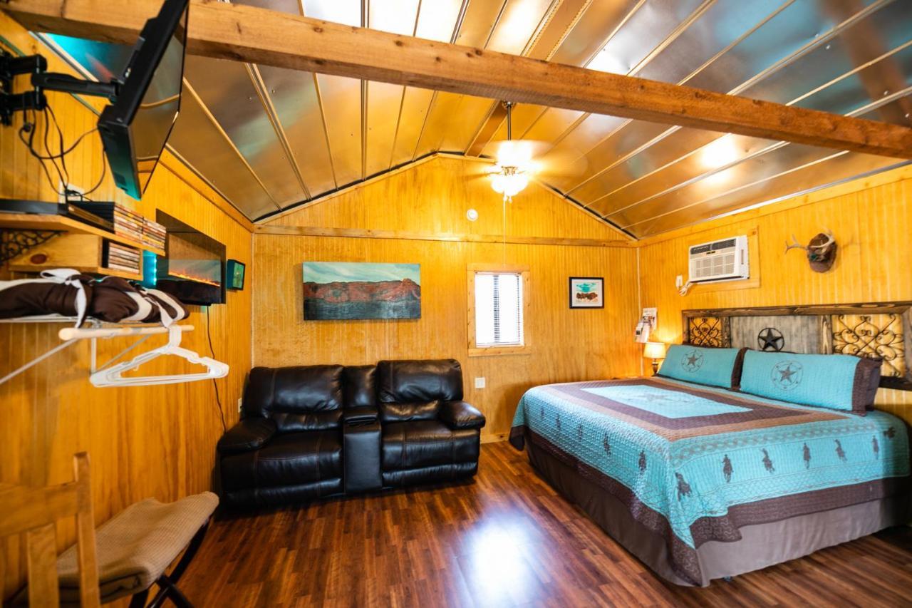 Walnut Canyon Cabins フレデリックスバーグ エクステリア 写真