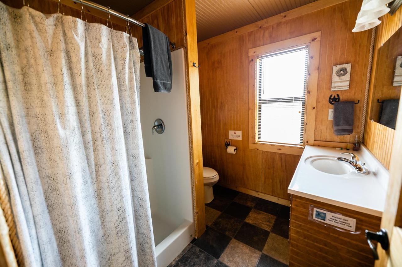 Walnut Canyon Cabins フレデリックスバーグ エクステリア 写真