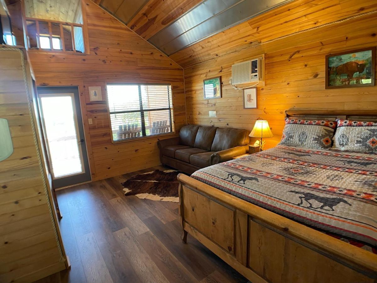 Walnut Canyon Cabins フレデリックスバーグ エクステリア 写真