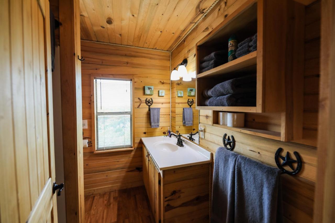 Walnut Canyon Cabins フレデリックスバーグ エクステリア 写真