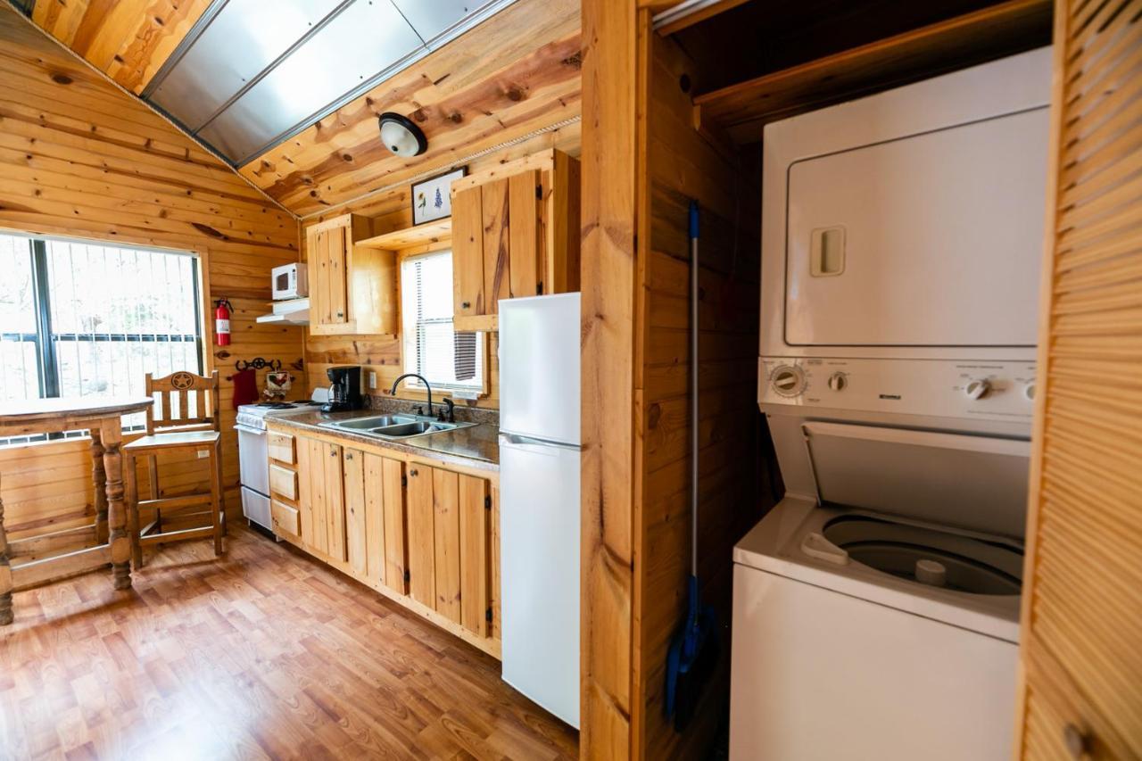 Walnut Canyon Cabins フレデリックスバーグ エクステリア 写真